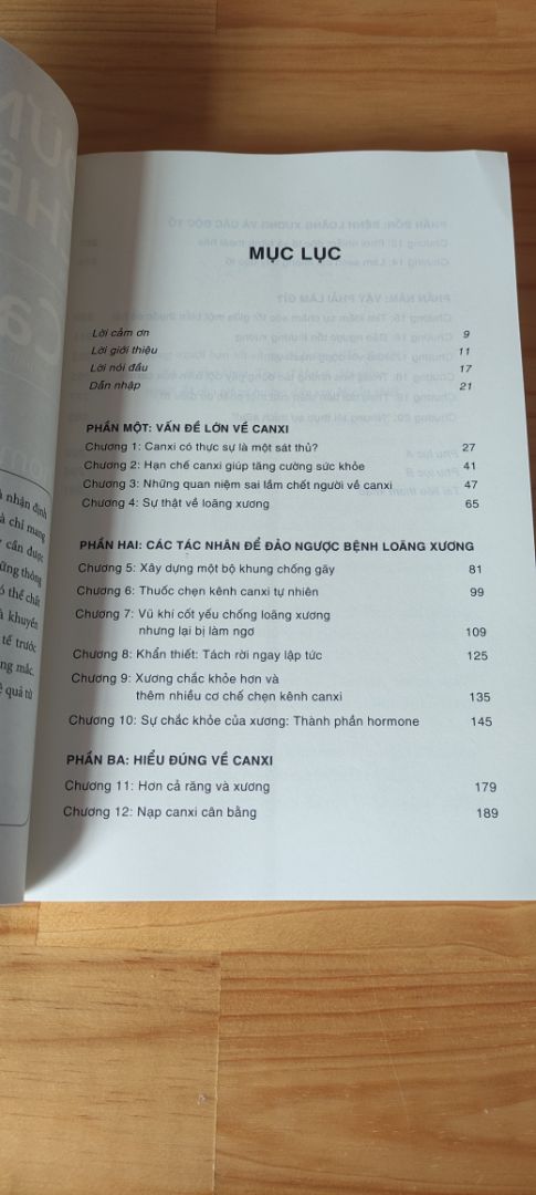 Đóng gói chưa kỹ nên sách hơi móp ở góc trên cùng bên phải, nhưng không ảnh hưởng nhiều. Sách vẫn đẹp đẽ, sạch sẽ. Giao đúng hạn. (Nội dung chưa đọc nên chưa thể đánh giá). Ngoài ra thì giờ mới biết đặt ở 2 shop khác nhau Tiki vẫn giao chung 1 lần. Đó giờ cứ tưởng đặt 2 shop thì giao riêng nên toàn mua chung 1 shop cho tiện =))