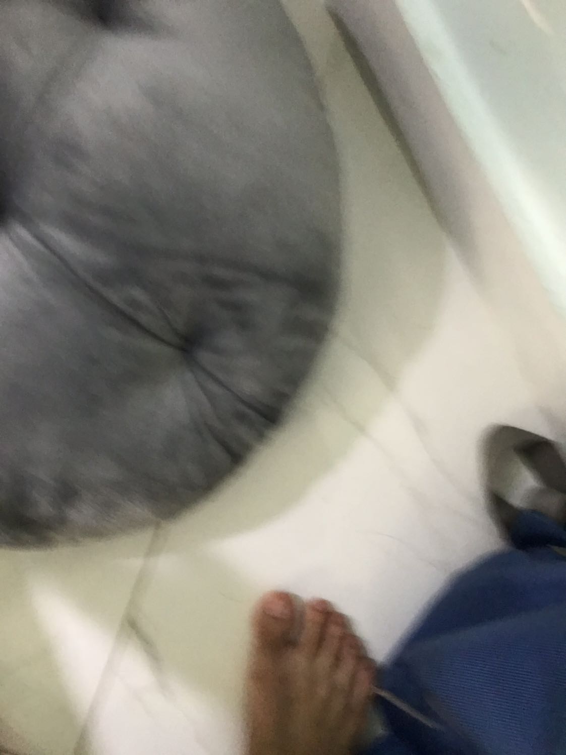 Tiki giao hàng cực nhanh. Mua hôm tối t2 nay chiều thứ 4 đã nhận. Gối đệm cũng khá ổn.