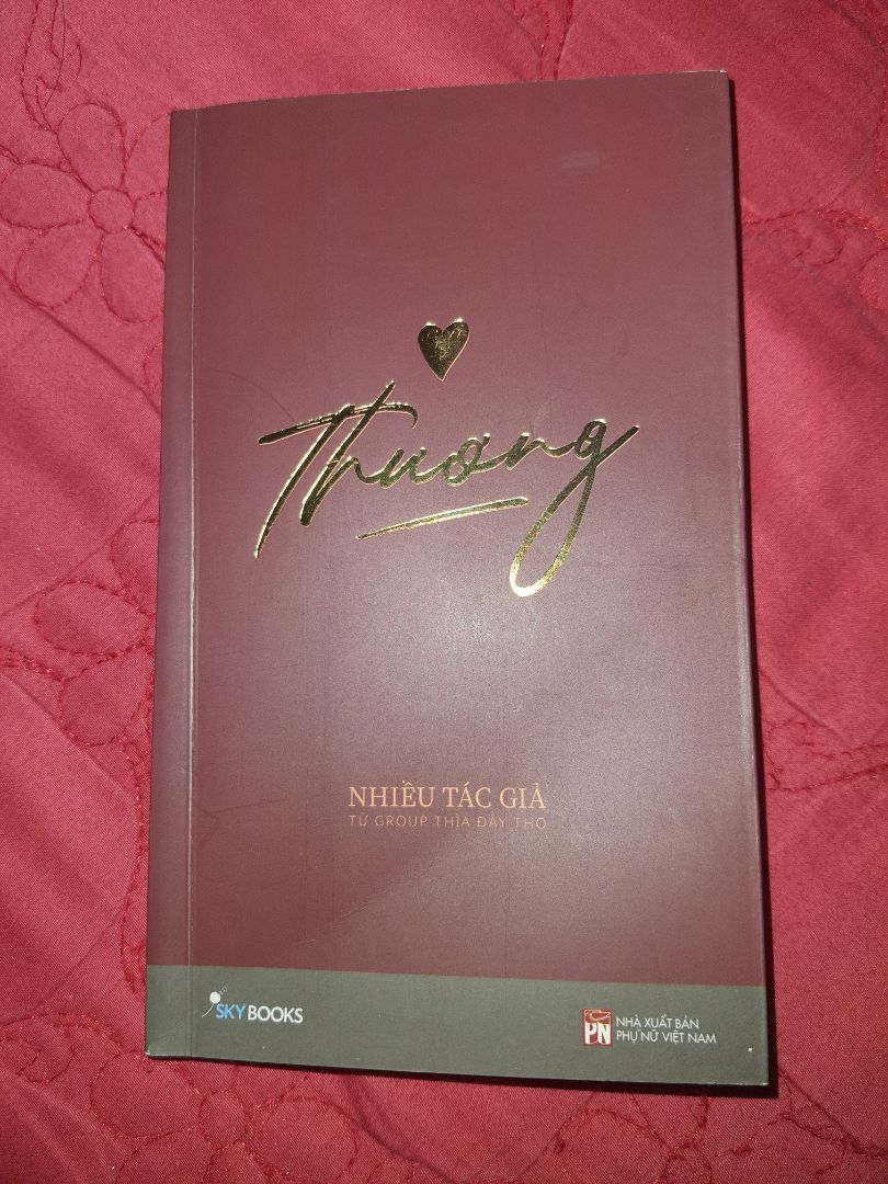 chất lượng thơ thì tuyệt vời rồi, không phải bàn cãi nhe. nhưng mà mình thấy hơi buồn nhận sách. bìa nó bị nếp gấp như kia lúc mình bóc ra thấy buồn héo luôn á. hàng dù gói chắc chắn đấy mà bìa của mình có lẽ khi bọc hàng bạn nhân viên đã không may để cong một xíu nên như vậy. dù sao thì mình vẫn đánh giá 5 sao nha, 5 sao vì chất lượng của từng bài thơ.