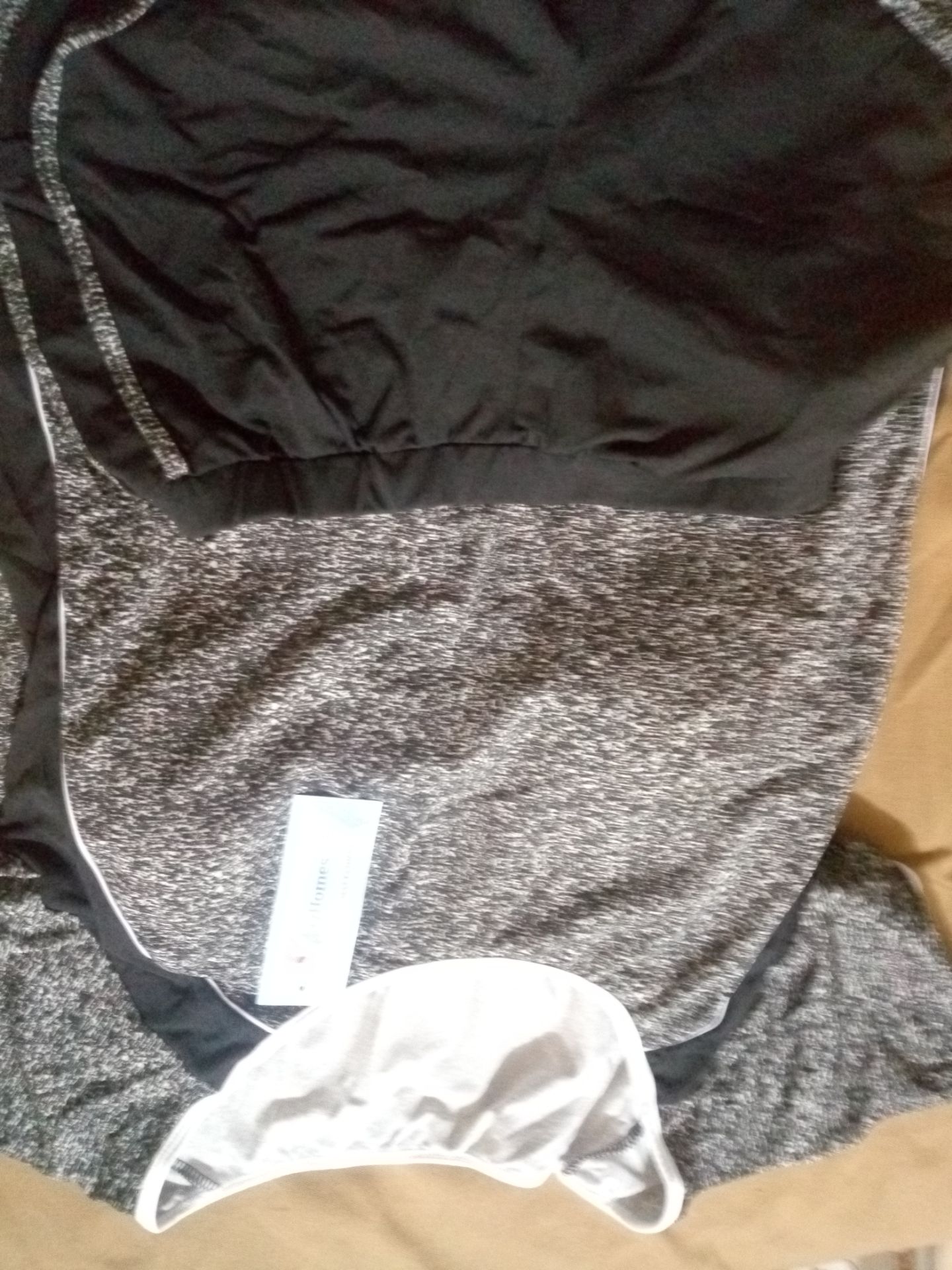 sản phẩm đúng như mô tả.vải co giãn thoải mái.chat lượng thì cũng  được..  giao hàng nhanh..+ điểm cho nv giao rất vui tính