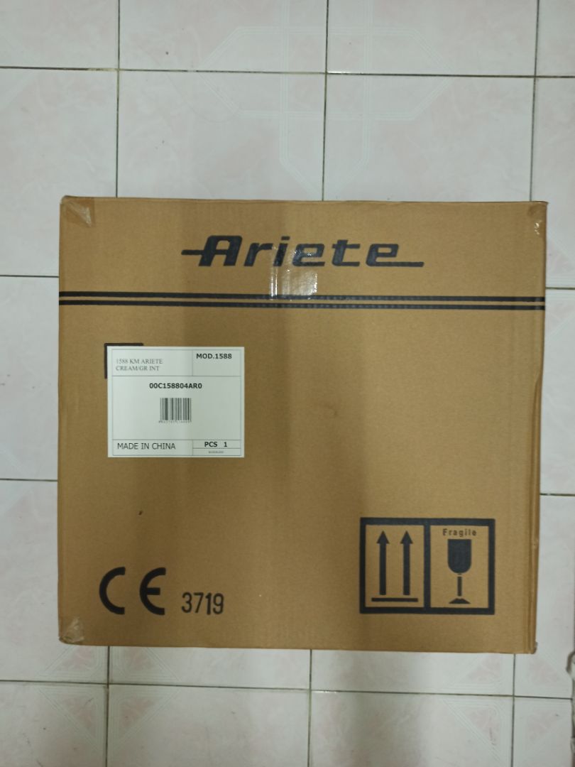 Giao hàng nhanh. Shop đóng gói kỹ. Hãng cũng đóng 2 thùng carton. Mẫu mã phong cách châu Âu. Thương hiệu này thuộc tập đoàn Delonghi, nổi tiếng của Italy ở châu Âu. Ai đã dùng qua sp của Delonghi như máy pha cà phê thì sẽ biết đến thương hiệu này. Mua tặng bà xã nên cũng chưa thử đc nhiều. Trước mắt, cảm nhận máy có kết cấu nhựa liền lạc, bóng, đẹp.  Mô tơ không quá ồn khi chạy hết số. Máy khá vững chắc khi chạy số lớn, không bị rung lắc mạnh, do phần chân đế đc thiết kế thêm cao su hít chân không.