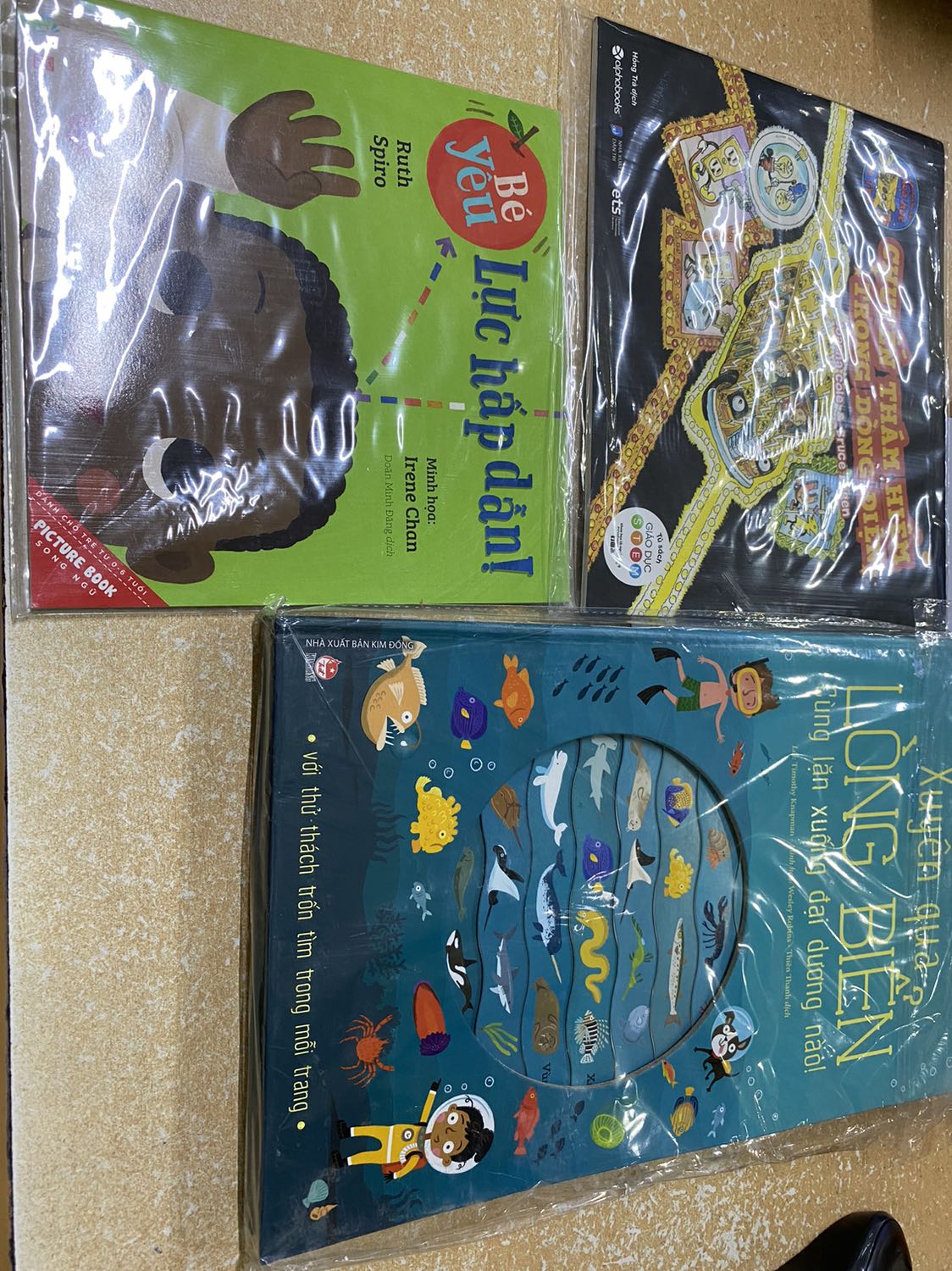 Giao hàng nhanh, sản phẩm đẹp, chưa xem hết nội dung nên chưa đánh giá được chất lượng