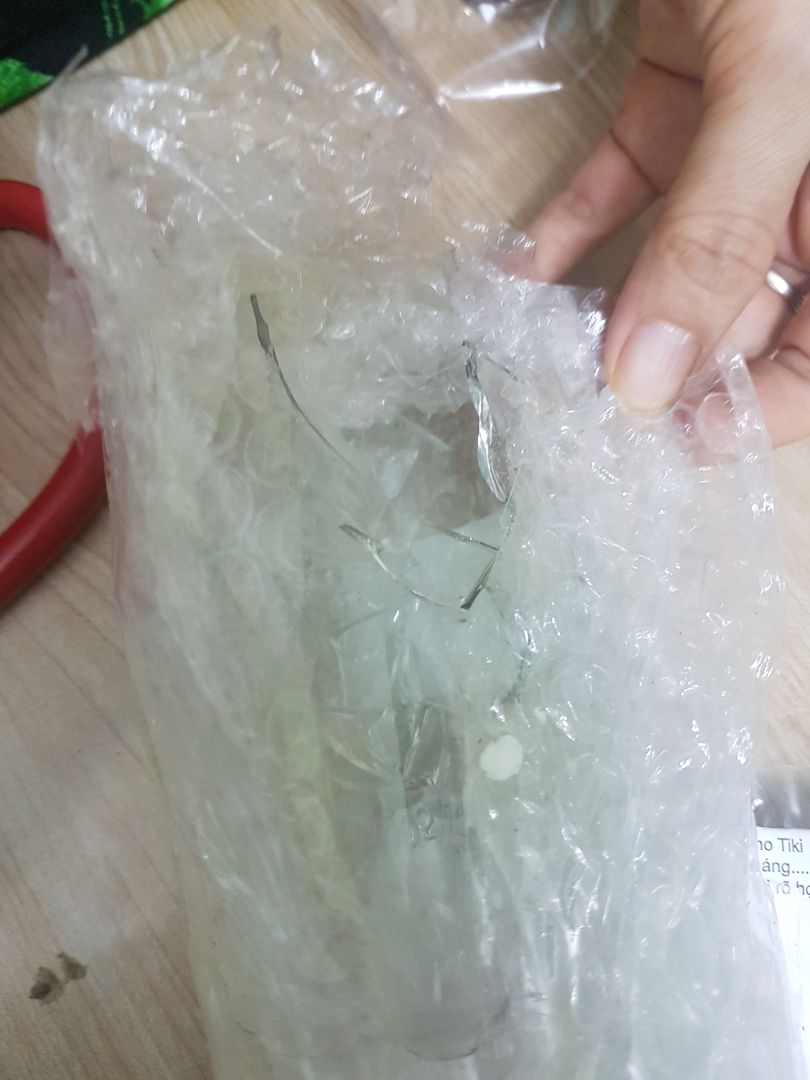sản phẩm vừa ý ,  nhận hàng 2/1/2020 , bị bể 1 bình khi còn trong bao bì.mình mua 4 bình , (3 bình dây màu xám k sao nhưng bình dây màu đổ bị bể).
nhờ Tiki giải quyết dùm.