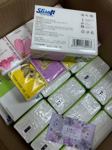 Shop giao đủ hàng. Chất liệu sản phẩm ok. Khăn giấy dày dặn thật sự, như mô tả, hẳn 3-4 lớp lun, sịn sò, mình nhất định sẽ đặt lại để dùng