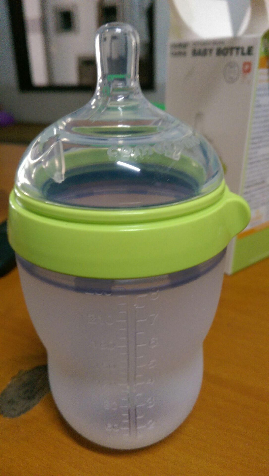 bình được đựng trong hộp rất đẹp, sản phẩm giao nhanh ( hôm trước đặt hôm sau có luôn). giá thành hơi cao so với các loại bình khác nhưng tiền nào của nấy, chất liệu silicon rất mềm và an toàn. đắt tí nhưng tốt cho con là được