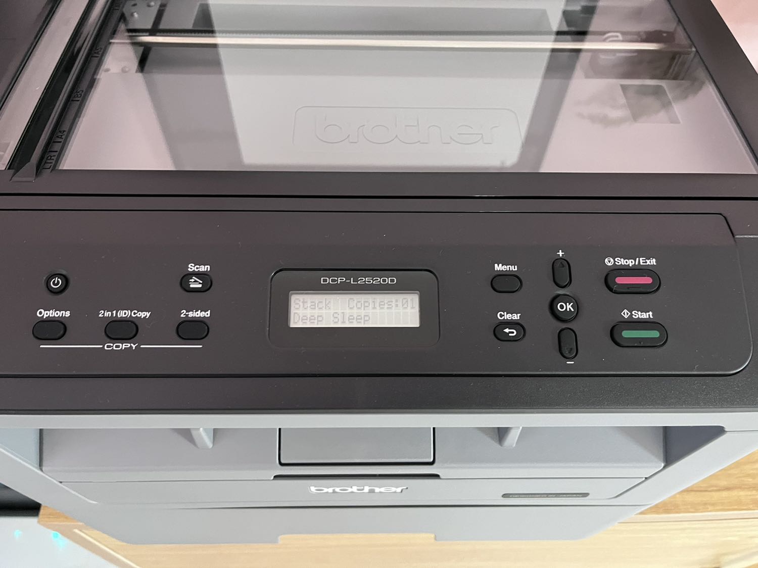 Máy thiết kế đẹp, gọn, mực in sắc nét, khi in hơi ồn xíu, phù hợp với văn phòng nhỏ hoặc làm việc tại nhà. Chỉ tiếc là lúc đặt thấy để tặng ram giấy a4 nhưng lên đơn ko có. Còn lại ok.