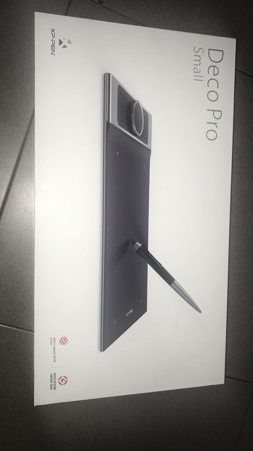 Máy đẹp, hoàn thiện tốt, dial zoom k mượt lắm, đóng gói cẩn thận, giao hàng TiKiNow phí vận chuyển tăng mà giao chậm, 16h mà 20h mới giao thất vọng.
Sau 5 ngày dùng *** thì có nhận xét sau:
Không dùng được pen presure trên Adobe Photoshop , trên MediBang Pro thì lại dùng ngon. 
Vấn đề sau 5 ngày sử dụng của mình tới từ cấy bút ( con trỏ chuột) di chuyển thao tác bị ngắt quãng sau khi nhấc lên quá cao khỏi bảng vẽ ( ví dụ thao tác vẽ nhấc lên di chuyển vùng vẽ do hết vùng thao tác ) thì nó bị đứng yên, di chuyển trên không rất bực mình. Mỗi lần muốn di chuyển phải chạm nó xuống bàn phím con trỏ chuột mới nhận và di chuyển. Mình cảm thấy rất khó chịu khi vẽ. Đang đổi trả mà bên cửa hàng mới gọi điện chưa thấy cho người tới lấy.