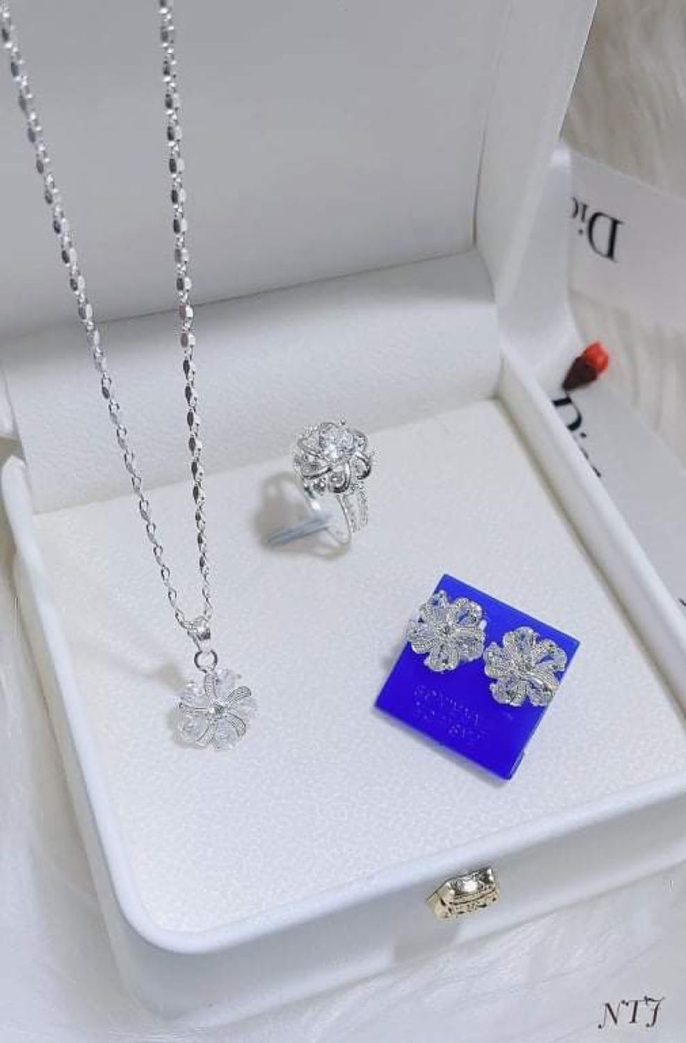 Sách của fahasa nên rất yên tâm về chất lượng