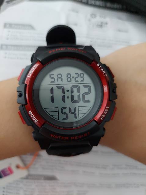 Đồng hồ khá to, có đèn để xem giờ trong bóng tối, quai nhựa hơi cứng. Cháu mình dùng cũng 2 tuần rồi chưa thấy vấn đề gì.