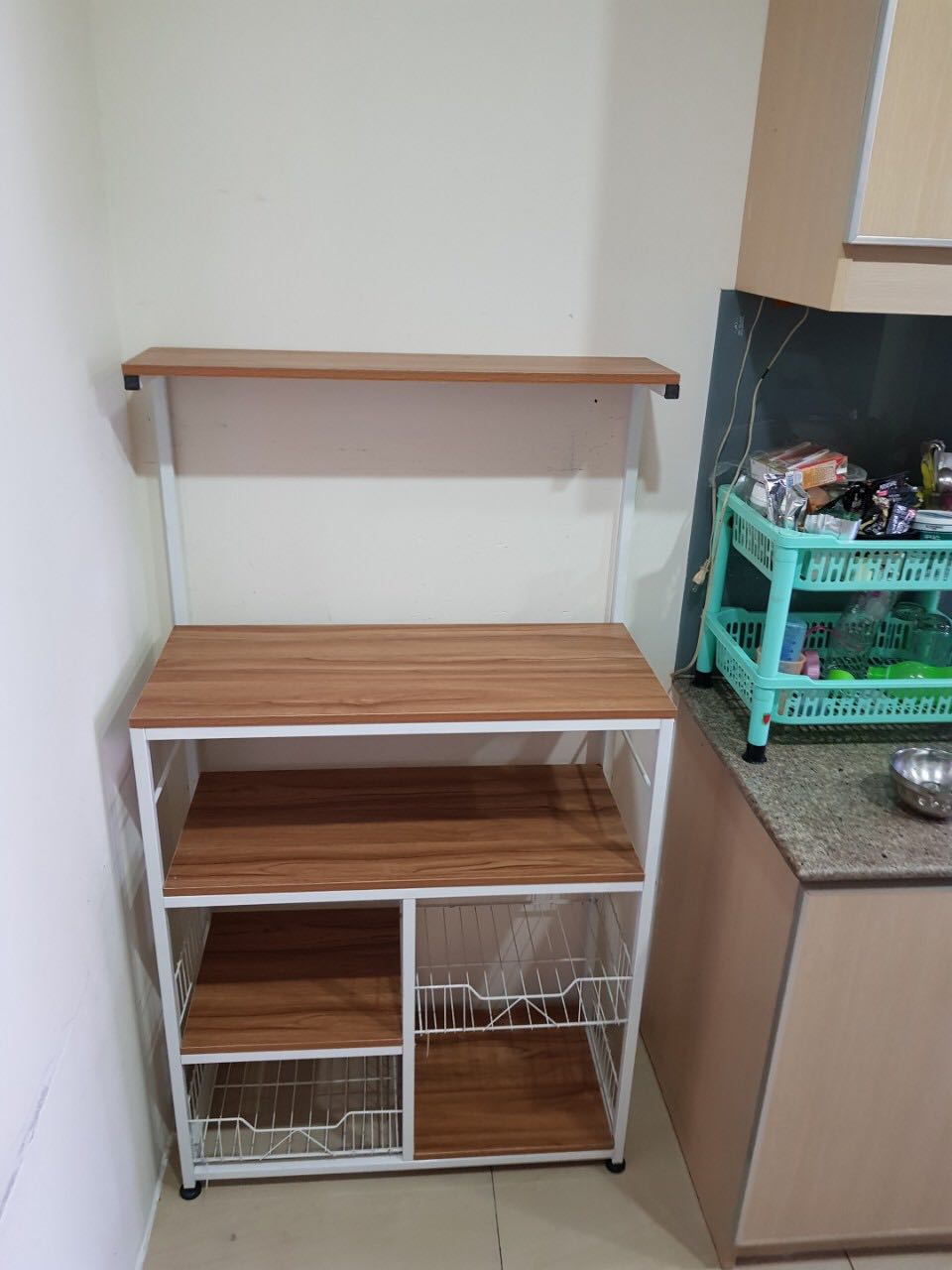 Đã nhận hàng giống như hình và mình mất 20p để lắp hoàn thiện sản phẩm, mình nữ chân tay lóng ngóng chứ mấy anh nam thì chắc 10p là xong cứ làm theo video hướng dẫn từng bước của shop là dc nhé. 
Thấy rất thích luôn, kệ cứng cáp, chân có 4 nút cao su tăng giảm được rất tiện. Mẫu này mình ưng ở chổ vừa có ngăn để máy móc các loại lại còn có ngăn rổ để úp chén hay rau củ khô nữa.

Cho shop 5 sao về chất lượng nha!