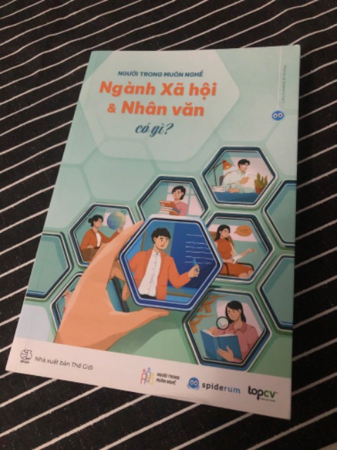 Nội dung sách rất hay và bổ ích nhé. Bài viết được thể hiện sinh động và khá chi tiết đấy ạ. Sách tốt nhưng mỗi tội bìa sách dính vết bẩn và có bị trầy xước vài chỗ, khiến cảm giác trải nghiệm của mình giảm đi đôi chút.