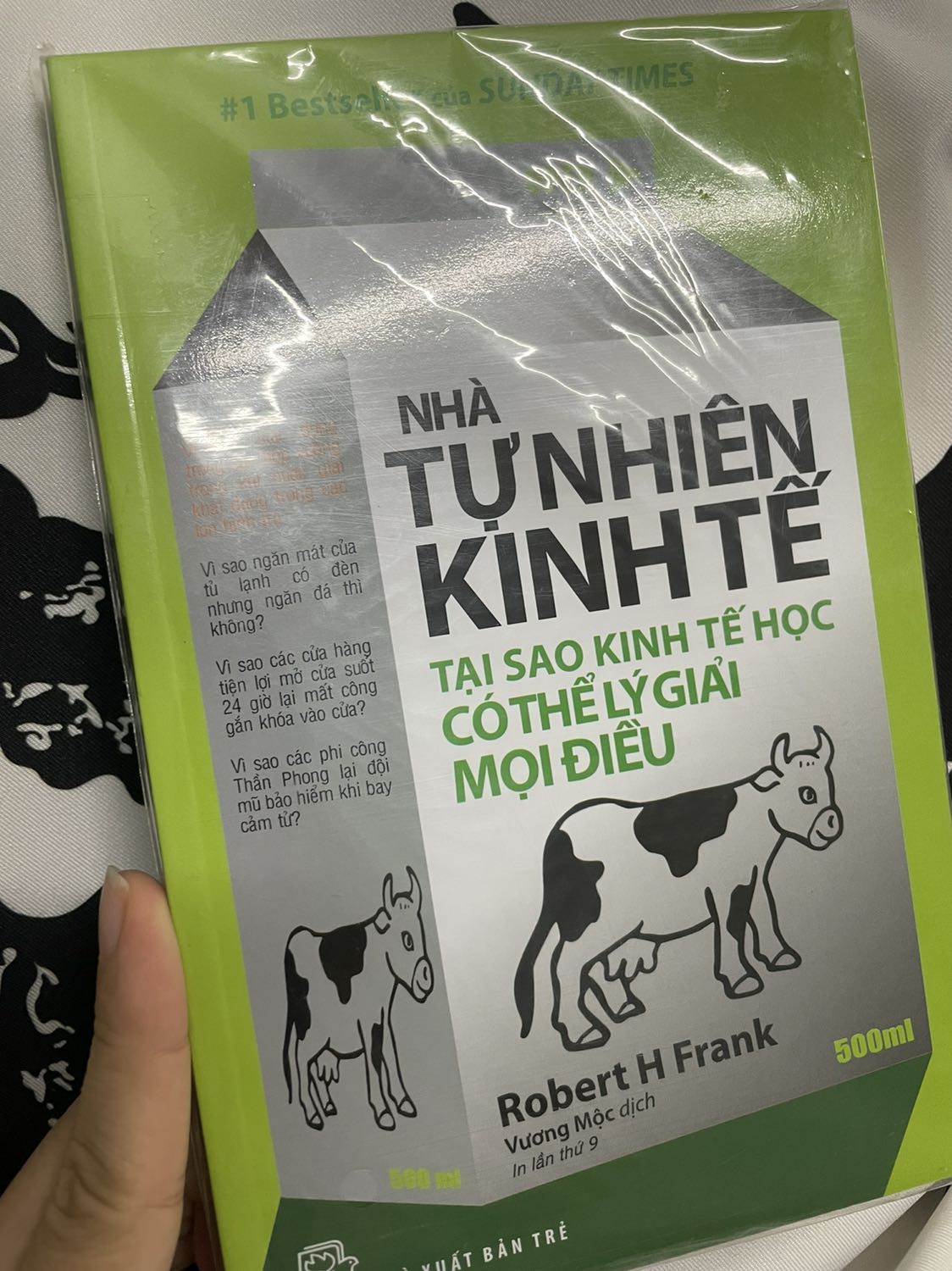 Đọc review sách thấy khá thú vị nên mua. Sách được giao khá nhanh và có bọc bên ngoài khá ổn. Nội dung phù hợp những người thích chuyện kinh tế nhưng không quá khô khan. Sách xuất bản lần đầu năm 2008 nên có một số khoản vẫn chưa được cập nhật lắm, nhưng nhìn chung giá trị truyền tải vẫn tốt.