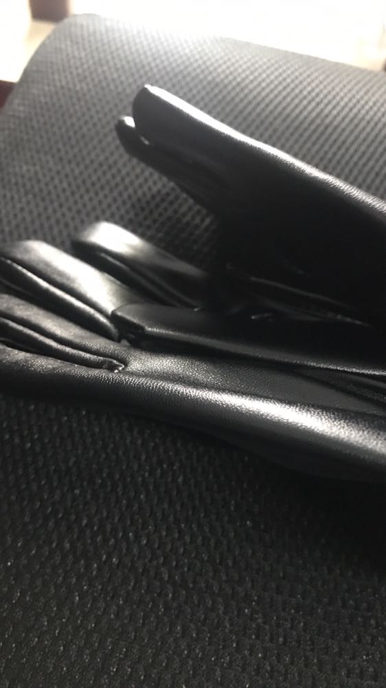 Găng tay quá chất quá đẹp luôn. Da rất mềm và co giãn rất tốt. Đeo ấm thôi rồi luôn. Lớp lông lót bên trong tạo cảm giác ấm mà rất dễ chịu. Cảm ứng điện thoại vuốt vèo vèo không phải nghĩ ngợi luôn. Hàng tốt giao nhanh đanhs giá 5 sao ủng hộ shop.