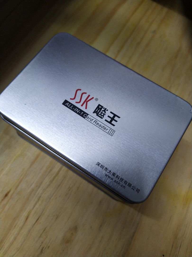 Tiki đóng gói rất cẩn thận. Thật bất ngờ khi khui hộp sản phẩm. Tôi không nghĩ sản phẩm trị giá không quá cao lại được chú trọng tinh tế chứng chỉ tiết từ chiêc hộp đựng. Đầu đọc thẻ được bỏ trong một chiêc hộp bằng nhôm thật sang trọng.