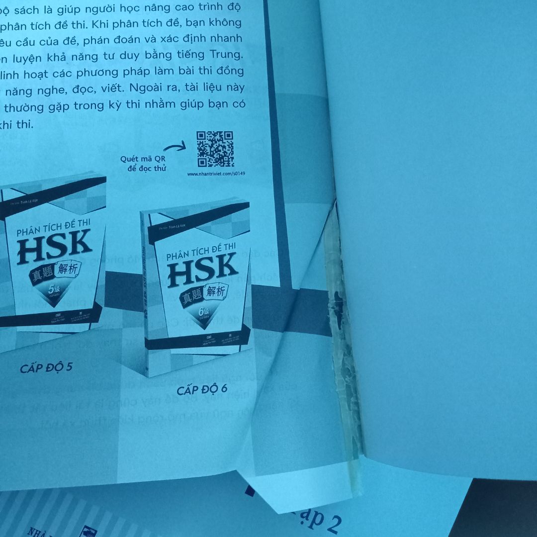 Gáy sách bị lỗi, giấy bị nhăn, keo bị bong tróc