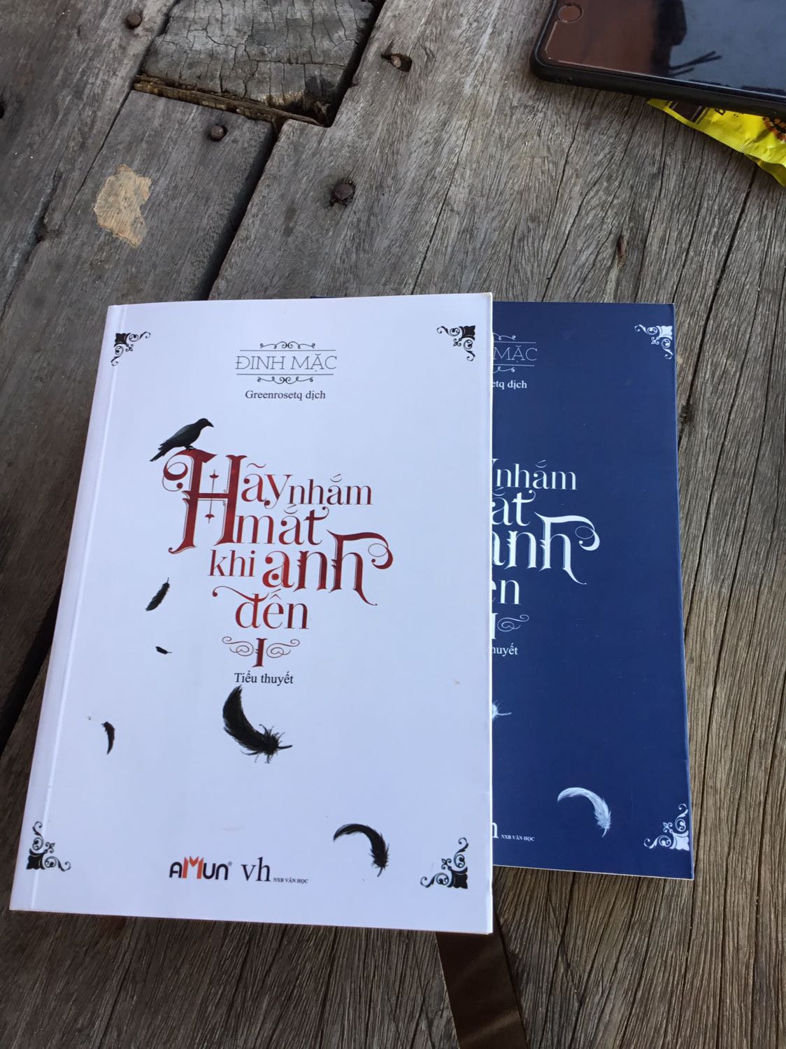 Sale 60% mà chất lượng như thế này là quá ổn luôn. Sách hơi bụi tí thôi, chùi một cái là sạch sẽ lắm, mình chưa đọc nội dung, nghe các bạn review hay nên tin tưởng mua 2 cuốn sách này.
Tập 1 màu trắng nên dễ bẩn hơn.
Yêu tiki
Hi vọng nhiều sách sale như thế này.