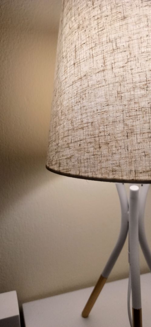 Giao hàng nhanh, đèn đẹp, chi tiết hoàn thiện khá tốt. Nếu bạn nào muốn tích hợp nhu cầu đọc sách thì mình recommend nên mua thêm 1 bóng đèn khác sáng hơn :D