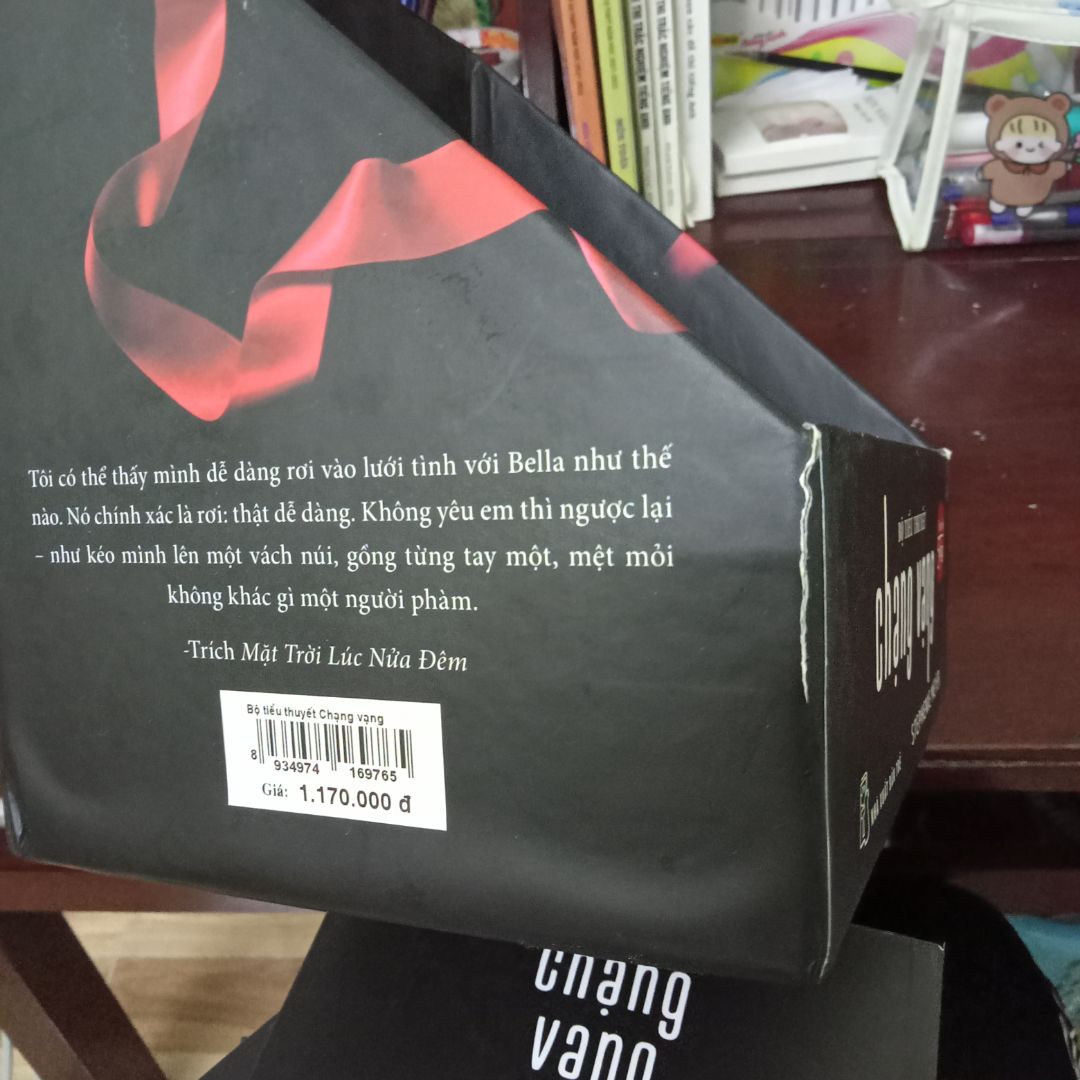 ship nhanh vch luôn á mới đặt mà hai ngày sau đã ship rồi mỗi tội hàng shop gửi về bị rách mất seal xong bị móp mất mép quyển chạng vạng với cả rách cái hộp :(( nhưng mà săn sale với giá quá hời hơn 490 gần 500 nên cũng khong đòi hỏi gì nhiều:)) nhưng mong lần sau mong shop kiểm tra lại hàng trước khi gửi tránh rách seal hỏng sách và nên cho thêm lớp chống sốc để đỡ hỏng ạ!!!! Tại vì hầu hết mọi người mua là để sưu tầm