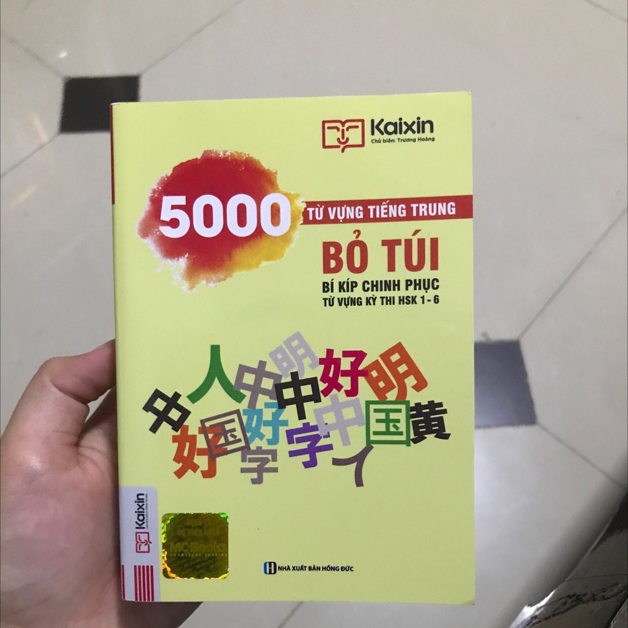 Sách nguyên vẹn k rách hay quăn góc luôn, luôn thích mua trên tiki vì mới hơn ngoài nhà sách, tối nay đặt trưa mai có quá là okela