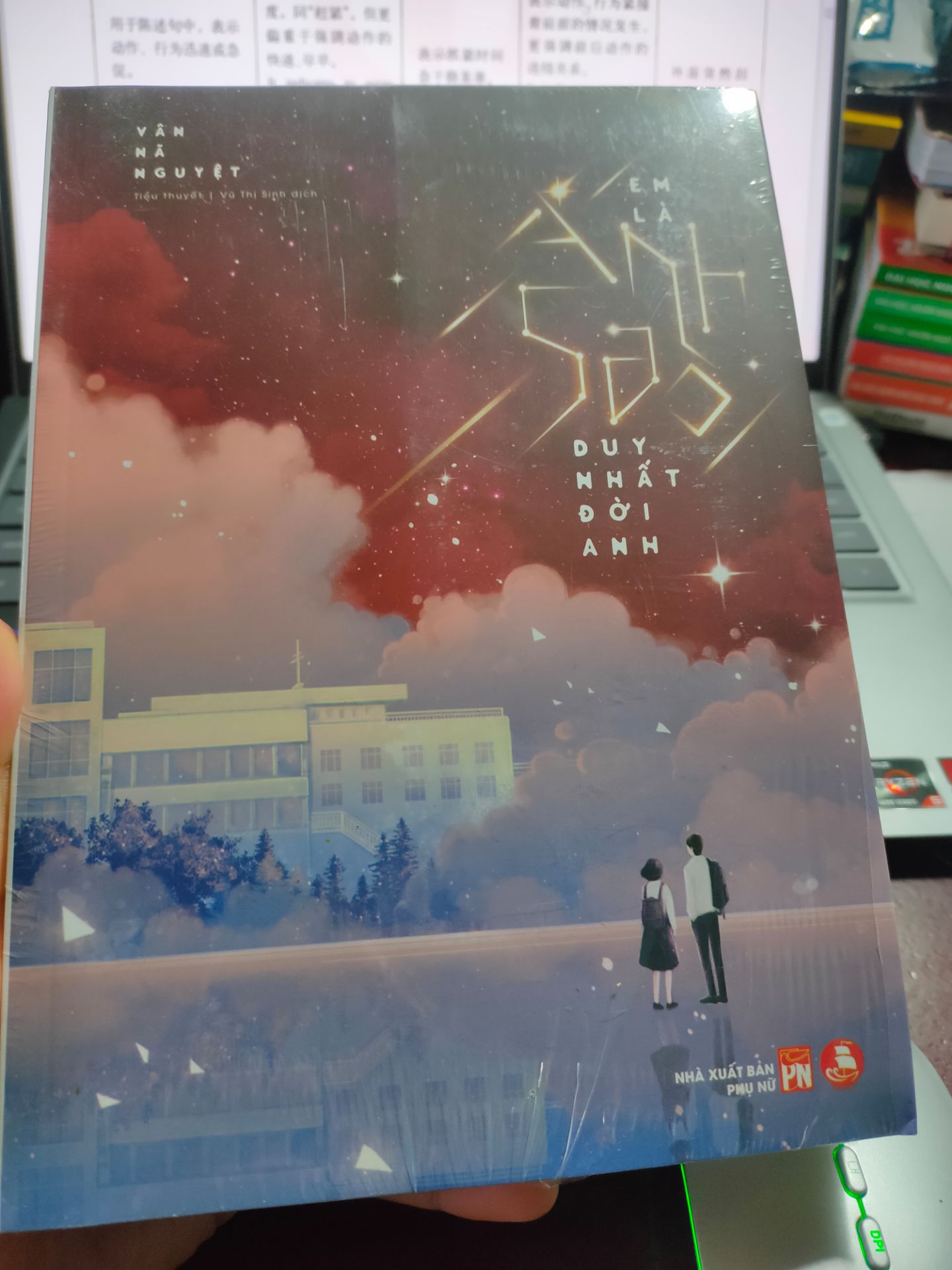 Nội dung hay. Vì mình đọc bản cắt trên mạng của truyện này thấy thích quá nên mới quyết định mua. 
Đóng gói cẩn thận, sách còn mới đẹp, nhưng mà mùi hơi khó chịu một xíu, cảm giác mùi hơi mốc nhưng nhìn chung ổn.