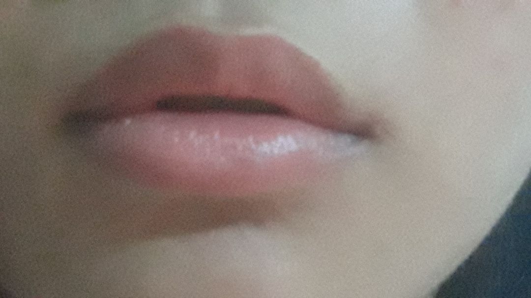 Đầu  tiên về phần vỏ rất chắc chắn k thể trừ điểm được. Nhưng  điều mình quan tâm nhất về chất lượng thì em này làm mình không hài lòng. Mùi rất kì, mình ngửi như mùi đất sét. Bôi nhiều lớp lên sẽ ra màu hồng cánh sen rất dìm(nếu không tẩy da chết). Chất son giống son gió nhưng chậm hơn.để tầm 1-2h môi bắt đầu hồng choét lên trông rất sợ. Hình ảnh dưới đây là môi mình sau khi tẩy da chết và bôi lớp mỏng lên( trông không quá đáng sợ nhưng 1 tgian sau lên màu k đc đẹp) nếu như muốn mua thì bạn chỉ nên bôi ở nhà nếu không sẽ k kiểm soát đc màu son. Son này rất lì luôn ấy. Trời càng lạnh nó lên màu càng nhanh. màu mình mua là cam san hô. Hi vọng nếu như cải thiện màu son này nhà sx sẽ cho thêm nhiều đỏ hơn là hồng