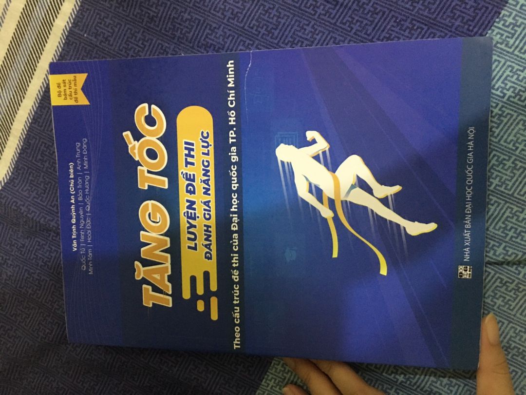 chời đất đây là lần đầu tiên mình nhận sách từ tiki mà lại bị xước 1 đường dài thế này, buồn lắm mọi ng 😞😞 còn lại về ndung với chất liệu giấy thì k nói gì rồi👌👌 với tốc độ giao hàng của tiki là nhất, giao trc hẳn 1 ngày. Nhưng vì đợt này sách bị xước nên mình cho 4 sao thui, tiki ráng khắc phục nhá 👍👍