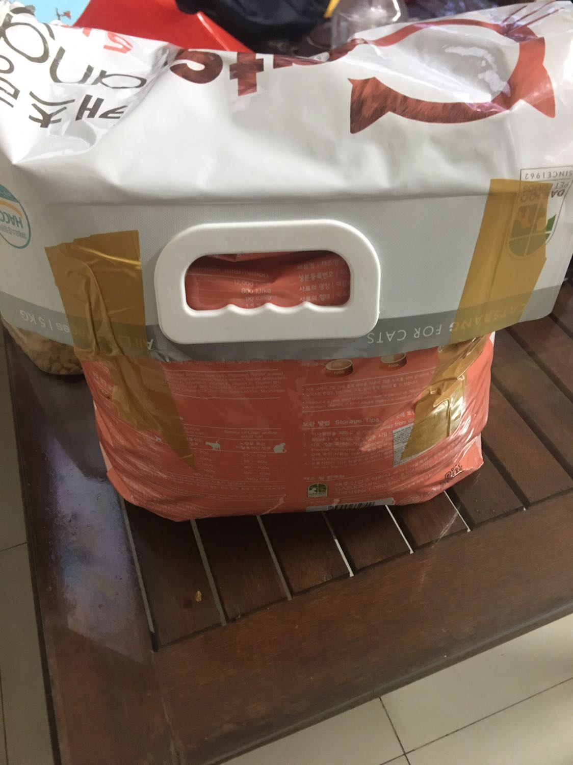 Đã mua shop nhiều lần. Mà lần này shop giao hàng bị chuột cắn, có cả kiến bên trong sản phẩm, biết trước đã bị lỗi vẫn đóng gói sản phẩm để giao cho khách... Đã mua shop nhiều lần. Mà lần này shop giao hàng bị chuột cắn, có cả kiến bên trong sản phẩm, biết trước đã bị lỗi vẫn đóng gói sản phẩm để giao cho khách...