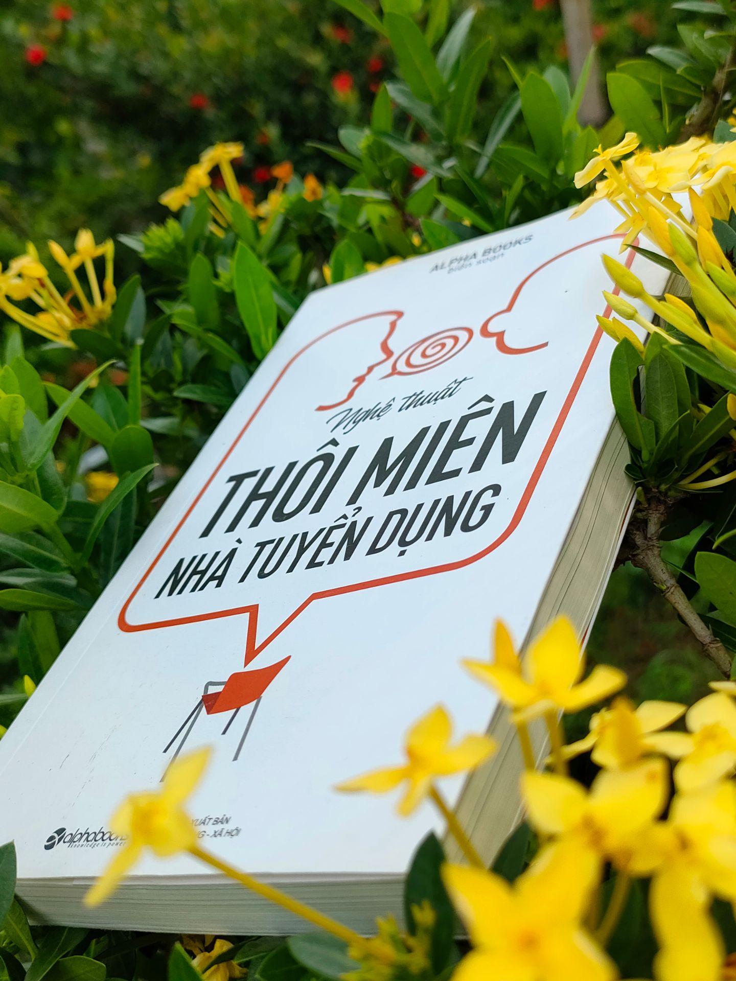 sách phù hop với sv sắp a trường. tiếc là bìa sách hơi dơ xíu, uổng quá, cho 4*