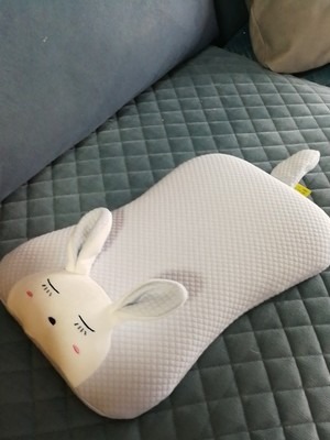 bé mình 2 tuổi mới bắt đầu tập ngủ gường riêng. Mình đã thử rất nhiều loại gối thì bé không hợp tác, nằm 1 chút là trườn ra khỏi gối ngay. Đến khi đặt gối này cho bé đến sáng vẫn thấy bé nằm ngoan trên gối. Gối cao vừa phải, phù hợp với bé tầm 2 tuổi, cao su non chất lượng. Sản phẩm nên mua.