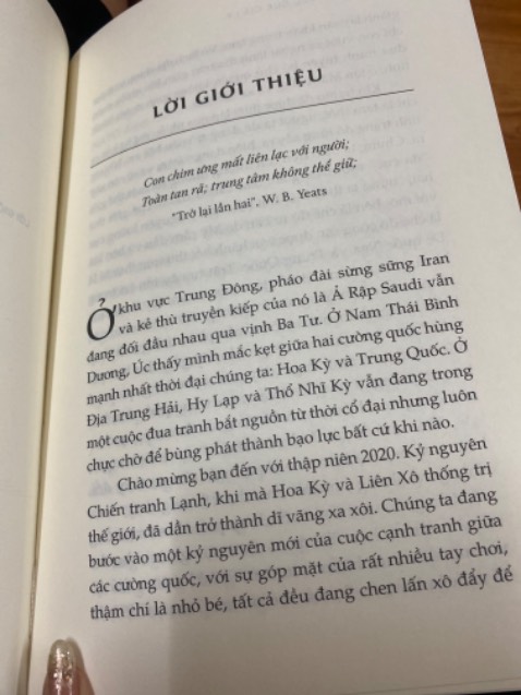 Đọc cuốn những tù nhân của địa lý xong là dông qua cuốn này hô bị chuẩn luôn thời kì lâm vào 2*** kẹt dịch 2 năm cả thế giới thì đúc kết vài thông tin theo cách nhìn của ký giả về tin tức đối ngoại cũng cho mình phần nào bức tranh xoay chuyển giữa các quốc gia. Cuốn này dầy hơn cuốn trc
