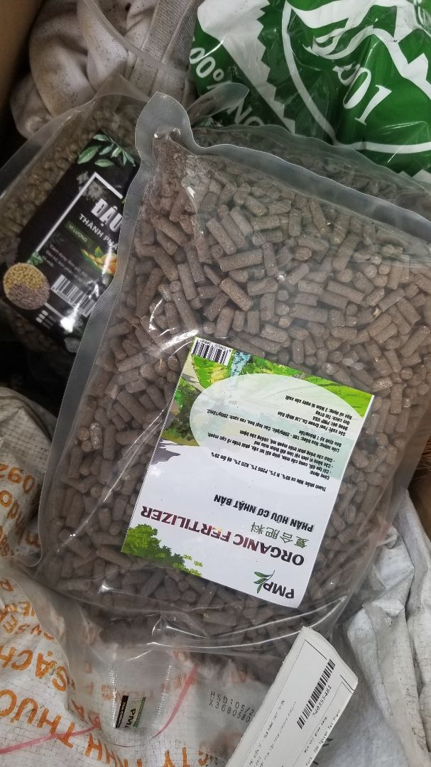 hàng nhìn gói cẩn thận, chuyên nghiệp. hi vọng cây sẽ sinh trưởng tốt. shop tặng quà nhỏ rất thú vị