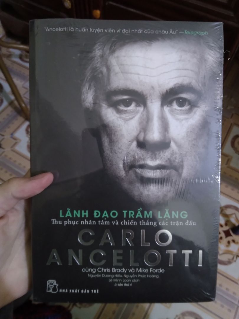 Đặt hàng 1 hôm mà hôm sau nhận hàng luôn
Cuốn sách là cuốn tự truyện kể về quãng thời gian lãnh đạo của Carlo Ancelotti tại các đội bóng khác nhau. cuối mỗi chương đều có phần tóm tắt lại các bài học và sách có bookmark, sách được bọc cẩn thận
phù hợp với những người đang tìm hiểu về phẩm chất lãnh đạo hoặc những người muốn nghe những câu chuyện bóng đá và các Madridista nhé. nên mua cuốn sách này