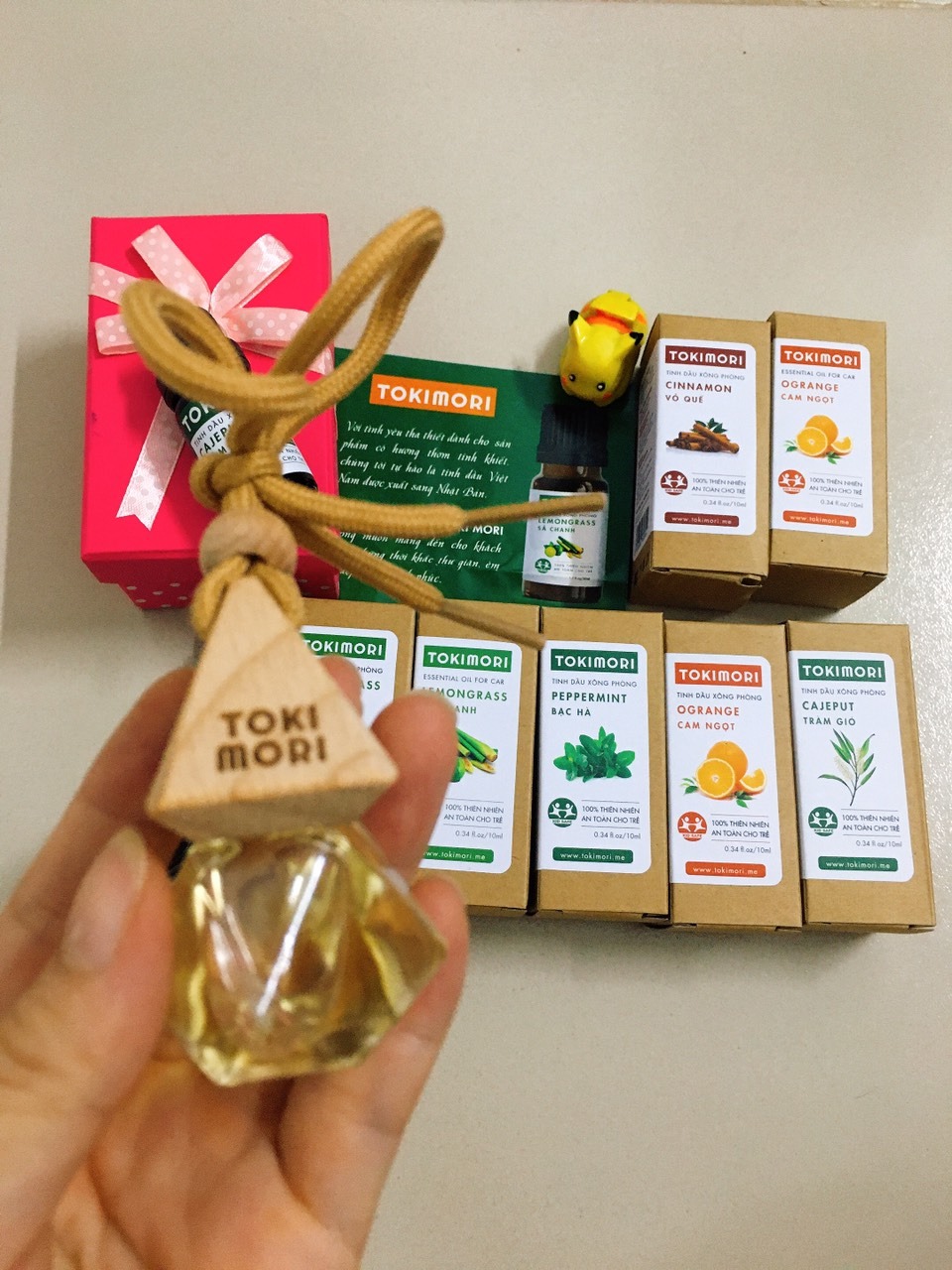 Đơn hàng thứ 3 mình mua của shop, không có gì phàn nàn luôn. Mình mua dùng để treo trong phòng và trong tủ quần áo để đuổi muỗi bu với khử ẩm do mùa này bắt đầu mưa, đồ treo hay bị có mùi ẩm mốc. Tiki giao hàng nhanh.
Mấy anh đi xe mà trên loại tinh dầu này là thích lắm luôn ý, giảm bớt mùi của xe ô tô lại nè.