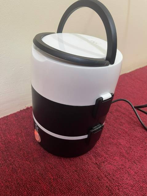 Sau 2 tuần sử dụng thì mình đánh giá khả năng hâm nóng đồ ăn đỉnh lắm nha. Tầm 10p là cơm canh nóng phỏng tay luôn á (t hâm bằng nước nóng vì cty có bình nóng lạnh). Nhưng mà k đậy nắp khi hâm thì hơi nước đọng vào cơm canh nhiều lắm nha mn, t phải lấy nắp đậy hờ lại cho đỡ đọng nước chứ k đậy kín. Nói chung là xứng đáng với giá tiền, nên mua nhé mn