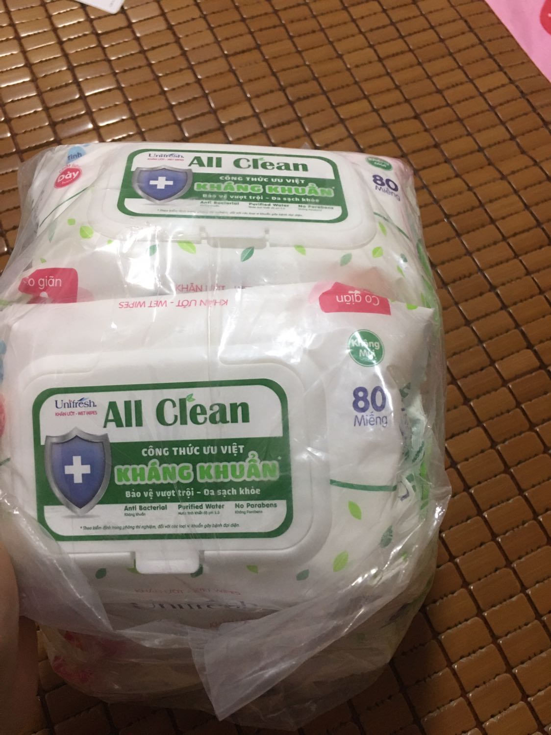 Mình mua giá 119k cho 6 gói 80 tờ
Shop đóng gói cẩn thận. Giao hàng nhanh
Gói hàng to.
Hàng mới sản xuất. Giấy dùng chất lượng. Có mùi lô hội nhẹ