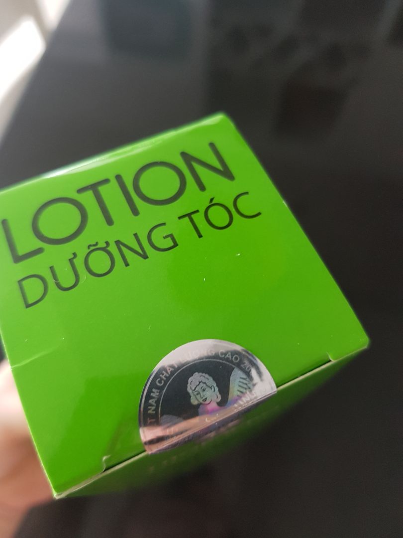 Về hàng: Bao bì đầy đủ, chuẩn hàng chính hãng. Tóc mình rụng rất nhiều, thấy mn recomend dùng tinh dầu bưởi nên mua về sài thử. Mong là hiệu quả. 
Có 1 điểm mình không hài lòng ở sản phẩm là nắp xịt tặng kèm không xịt được, làm mình phải chiết ra 1 lọ xịt khác để dùng, mình đã thử lấy cái nắp này xịt nước lọc bình thường nhưng cũng ko xịt được, chứng tỏ nắp hỏng chứ không phải do dung dịch. Mình thấy khá nhiều người đã mua và phản ánh về cái nắp xịt này mà khôg hiểu tại sao hãng vẫn không thay loại khác. Tặng nắp xịt mà không xịt được thì tặng làm gì nhỉ?