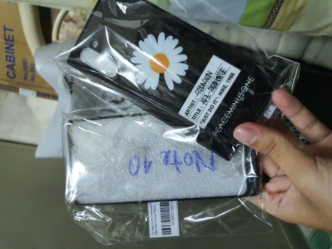 Ốp dẻo, phần lưng có mặt nhựa hình đẹp, ưng ý lắm shop ơiiii