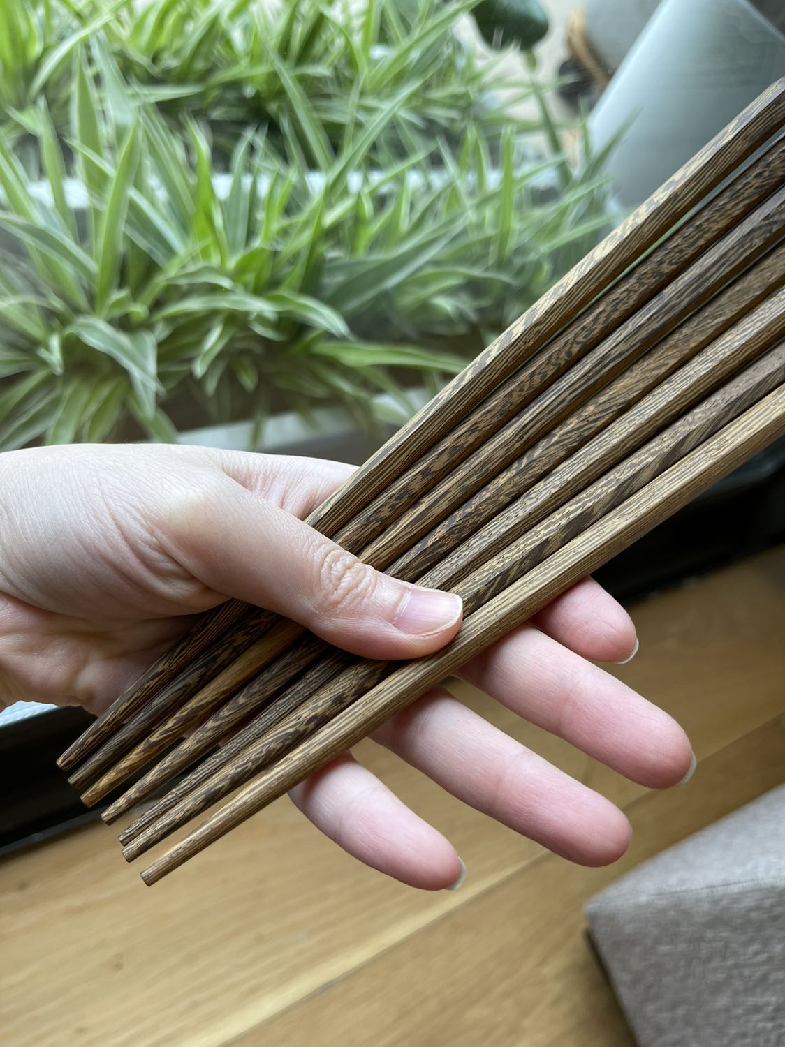 Đũa đẹp, vân gỗ tự nhiên rõ, hoàn thiện rất tốt. Điều quan trọng nhất là k hề có 1 chút mùi sơn/ hoá chất nào. Lúc đầu mình rất phân vân vì giá khá cao, nhưng khi nhận hàng thấy khá hài lòng.