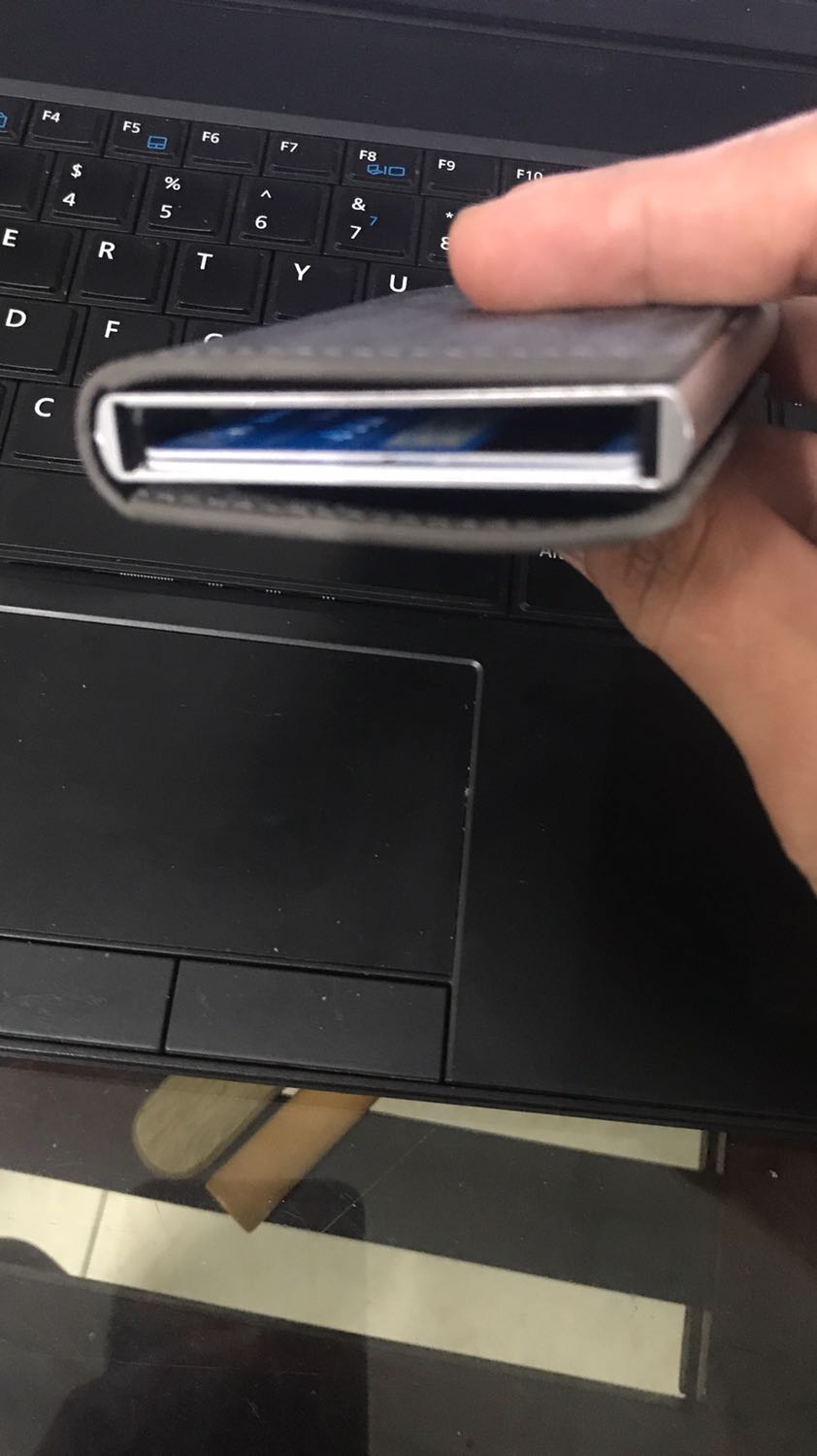 Ví da thiết kế độc đáo các bạn ạ. Mình dùng gần tháng rồi thấy sản phẩm quá là ok luôn. Đựng được nhiều thẻ. Vỏ da chắc chắn có ngăng đựng tiền. Thẻ được nhét trong hộp nhôm. Khi cần lấy ra ấn lẫy thẻ sẽ được đẩy ra theo thứ tự cao thấp rất là hay. Ví tốt mua ok.