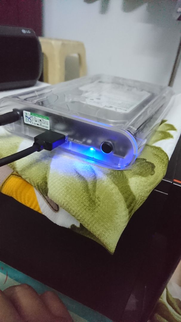 Cũg tạm hài lòg, vì hộp nhựa nhưg kog chắc và trog hộp chỉ có 1 miếg dán cố địh ổ đĩa thoi nếu di chuyển thì ổ đĩa sẽ rơi khỏi ngàm kết nối