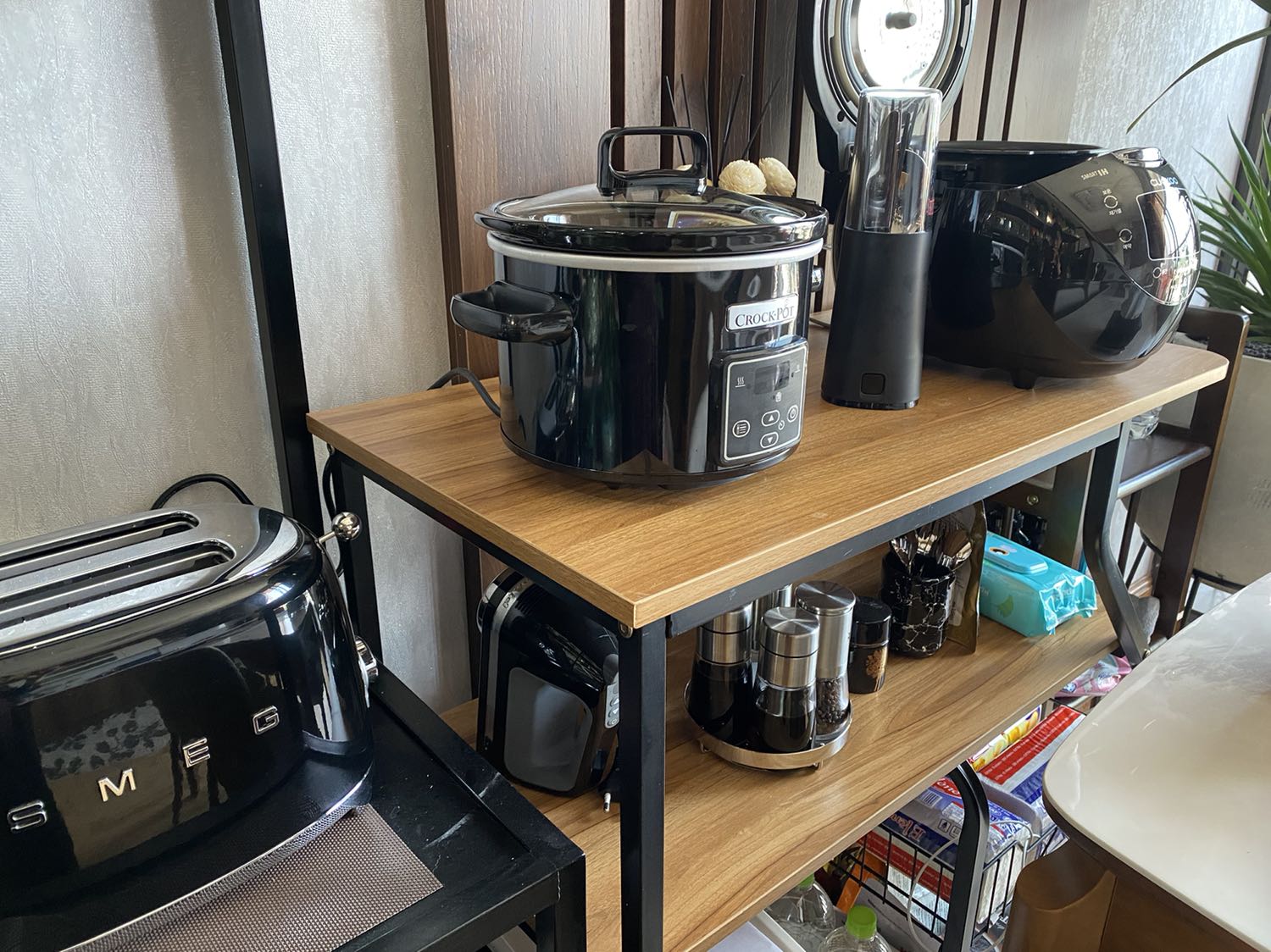 Kệ chắc chắn, phù hợp với gian bếp nhỏ xinh,  giá thành phù hợp