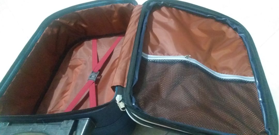 mua laka mà shop giao TN. Nản cái kiểu làm ăn mặc kệ này wa. 
sp thì tạm ổn với cái giá 360k. k chắc chắn nên mấy bạn xài thường hoặc bỏ đồ nặng nhìu nên cân nhắc nha. này chỉ thích hợp đi du lịch ngắn ngày tầm 5-7bo đồ ạ và ít đồ linh tinh. 
m do cbi bay rồi nên cũng k trả đổi j nửa. lần sau các bạn mua nên mở ra xem đúng so đặt nha.