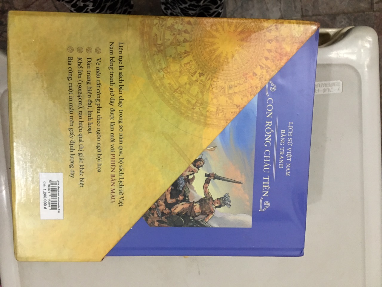 Bộ sách không chỉ được chuyển đến địa điểm đúng thời gian trong hộp bảo quản tốt, mà quan trọng hơn là rất đúng lúc cho hai cháu tôi - một cháu học lớp 6 có các bài học về lịch sử cổ đại thế giới và Việt Nam, và một cháu học lớp 7 với những bài học lịch sử về thời kỳ Trung cổ (bao gồm cả các triều đại phong kiến Việt Nam).