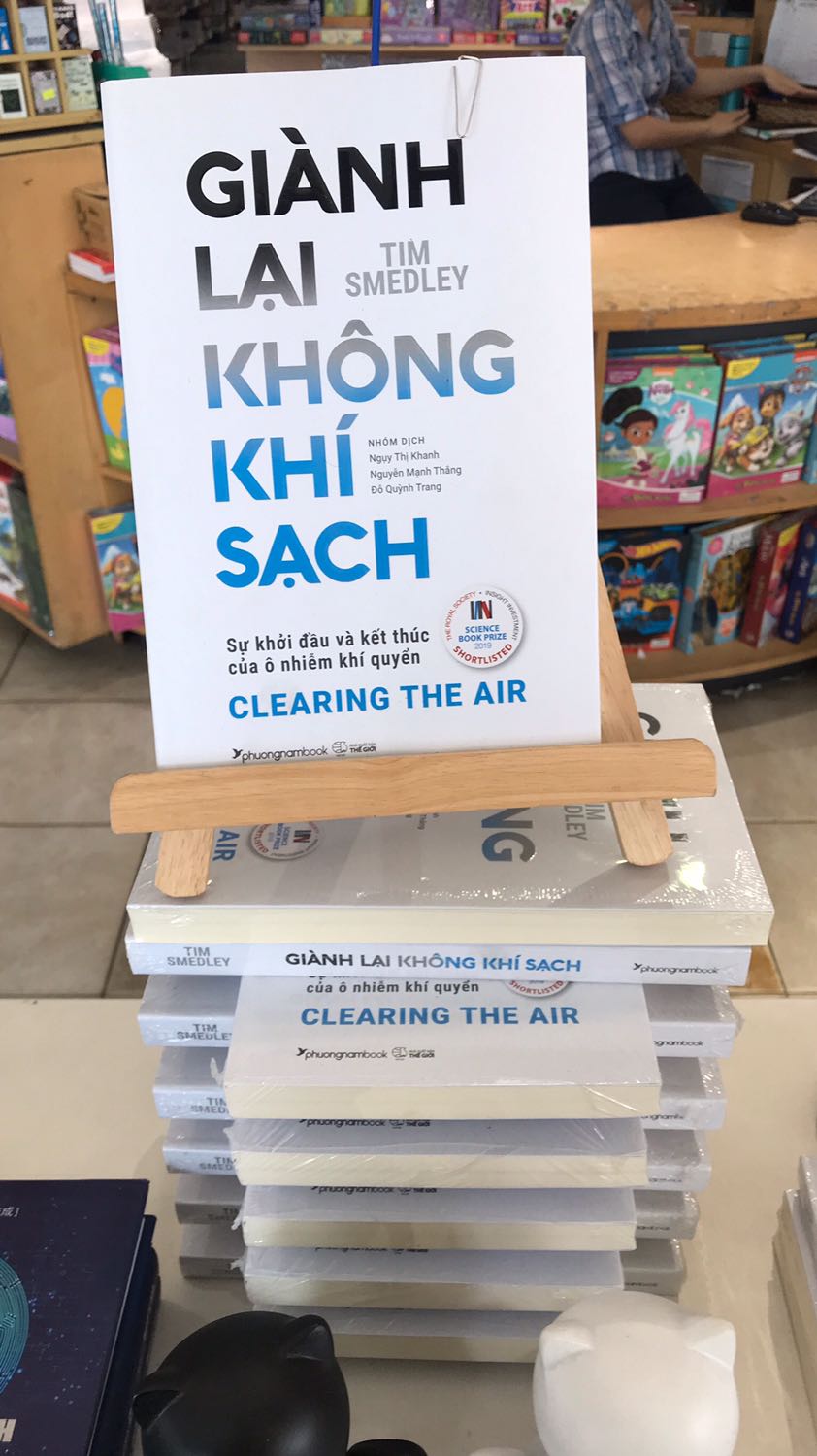 Quyển sách rất đẹp, sách mua mới được bọc màng co chắc chắn. Sách mới lên các thực trạng ô nhiễm khôn khí với những số liệu được liệt kê vô cùng chi tiết, kỹ lưỡng. “Giành lại không khí sạch” là một tài liệu quý giá và thiết yếu cho cuộc sống của chúng ta. Mình yêu quyển sách này vô cùng!! Quyển sách rất đẹp, sách mua mới được bọc màng co chắc chắn. Sách mới lên các thực trạng ô nhiễm khôn khí với những số liệu được liệt kê vô cùng chi tiết, kỹ lưỡng. “Giành lại không khí sạch” là một tài liệu quý giá và thiết yếu cho cuộc sống của chúng ta. Mình yêu quyển sách này vô cùng!!