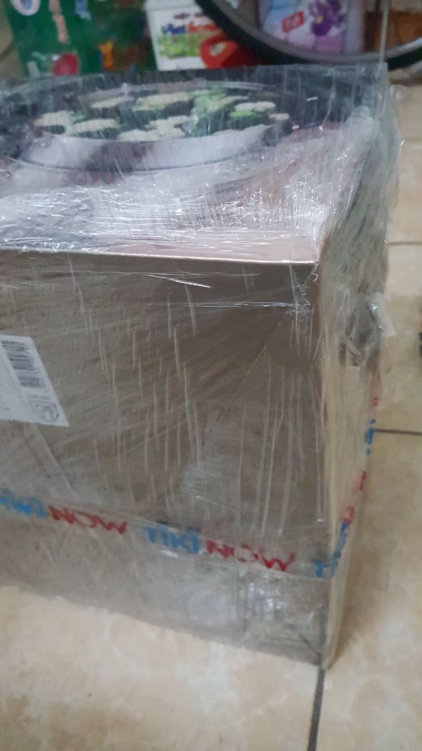 Nồi khá to, giống hình ảnh quảng cáo. Nồi này hấp thức ăn thì ok chứ hấp xôi thì ko ổn vì lỗ to quá. Ngoại trừ 1 vết lõm nhỏ như trong hình chụp ra còn lại mọi thứ đều ok. Mình chọn chủ yếu là do có lớp inox 304 bên trong. Cộng điểm cho tikinow, đúng 2h từ lúc đặt là hàng đc giao đến