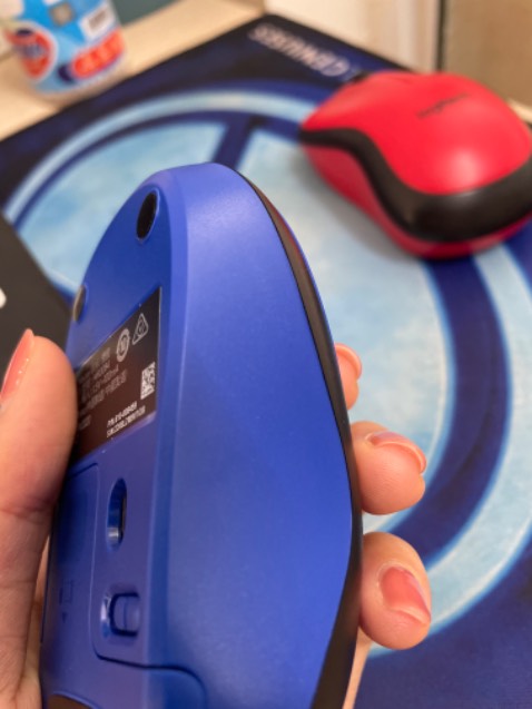 Chuột đỏ là cùng M221 mình mua cách đây 1 năm. Chuột xanh là vừa đặt hôm nay. Cùng loại M221 nhưng chữ trên 2 chuột khác nhau? 
Độ hoàn thiện 2 cạnh của chuột xanh cũng kém hơn, chỉ có 1 bên được bo tròn, 1 bên thì bị cắt chờm cạnh viền ra ngoài, sờ bị cấn tay?