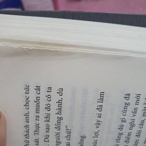 Bìa đẹp, không có bookmark, nội dung mình chưa đọc nên không biết sao, sách bị xước và quăn một vài chỗ làm mình siêu buồn luôn 🥺