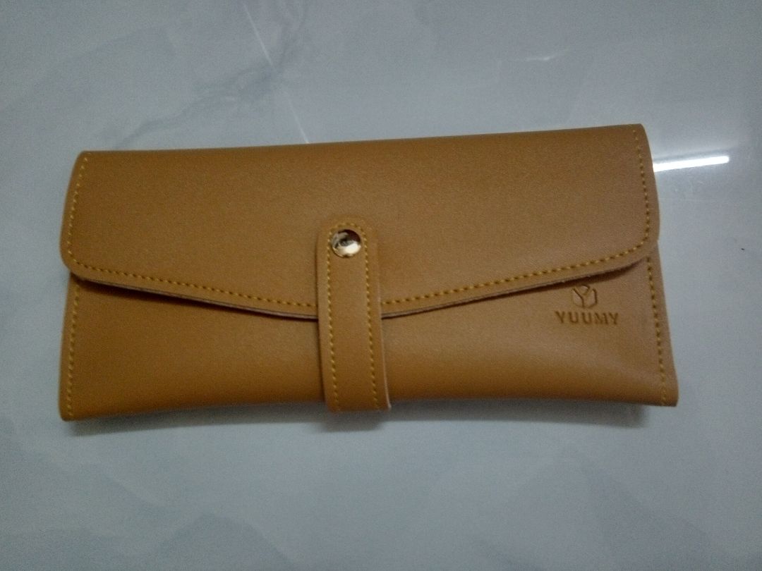 Ví màu đẹp, có chia nhiều ngăn tiện lợi để đựng tiền và thẻ, bỏ điện thoại vô cũng được luôn.