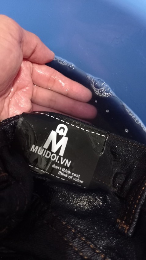 Quần vải quá cứng, giặt ra màu chứ k được như quảng cáo! Tôi giặt xong mới phát hiện ra màu, Tiki có cho đổi cái mới được k?