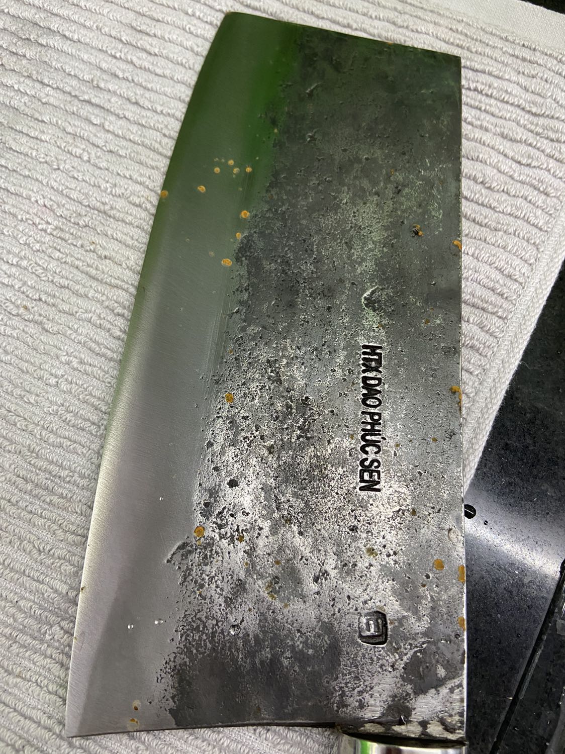 Nói sao ta. Mình đã phải trả lại Tiki.
Về ngoại hình thì khỏi chê, dao chuẩn nét làng quê, cứng cáp, nặng đằm tay, cán gỗ đẹp, mấy vết nổi nhìn rất hay.
Nhưng mà, mình vừa bóc tem buổi tối, rửa sạch treo lên giá, tới sáng xuất hiện vết sét gỉ. Rửa đi, vài tiếng sau gỉ hiện ra tiếp.
Mình đành gởi trả shop dù mình ko muốn nhưng mình ko dám xài.